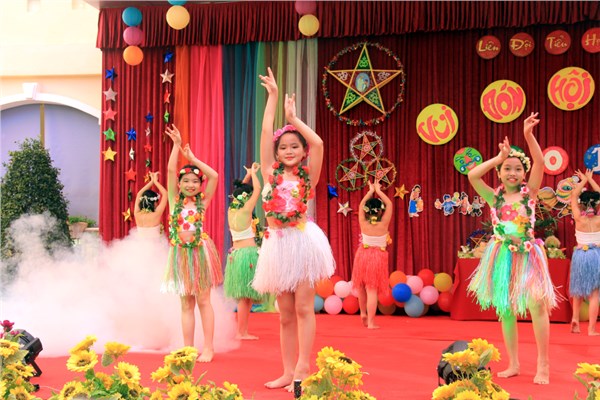 Tiết mục múa Ấn độ vui nhộn sắc màu của các em học sinh
